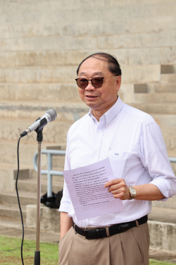 Professor Henry Wong Nai-ching delivers a speech.